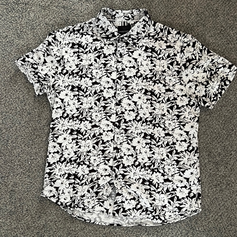Men’s denim & flower short sleeve button down size medium